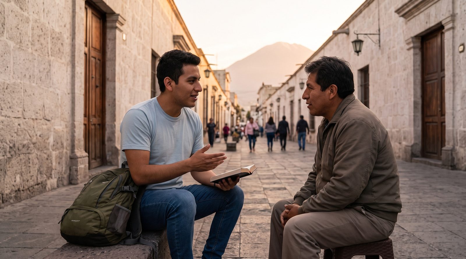Un joven comparte la Biblia con un señor en una calle de Arequipa